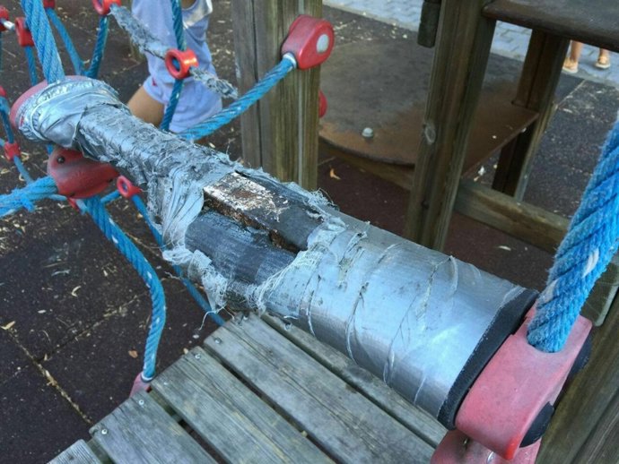 Estado que presenta uno de los parques infantiles. 