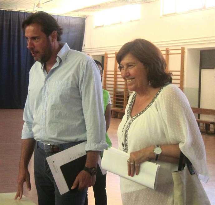 Óscar Puente y María Victoria Soto visitan el comedor del Antonio Allúe Morer