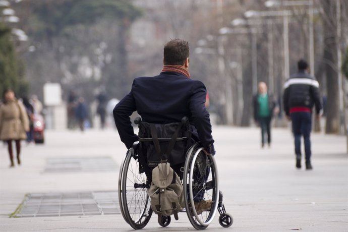 Hombre silla de ruedas, discapacidad