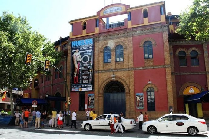 Cartel gigante en la Plaza de Toros de La Merced, en Huelva.