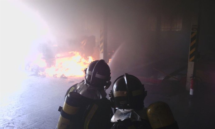Incendio de vehículo en una nave