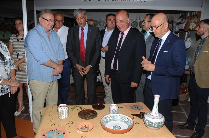 Ruiz (centro) durante su visita a la exposición