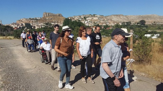 Broto pasea con personas de la residencia de mayores