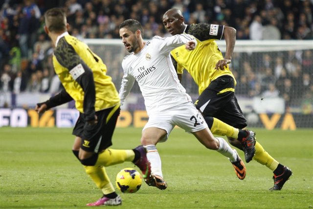 Isco intenta desbordar a Mbia en el Real Madrid-Sevilla de 2013-14