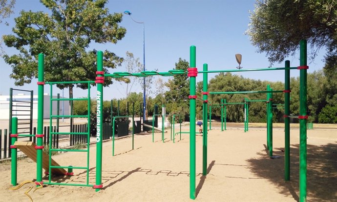 Foto de nuevos aparatos para hacer deporte en el Parque del Alamillo de Sevilla