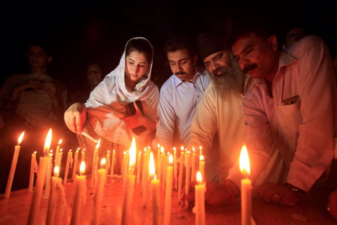 Vigilia por las víctimas del atentado en Quetta