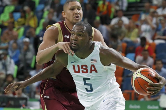 Estados Unidos ferrota a Venezuela en baloncesto