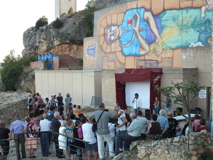 Presentación del mural de la artista argentina Mariel Rosales en Monroyo (Teruel