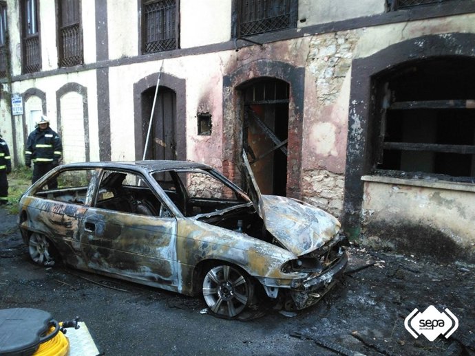 Imagen de coche incendiado en Corvera