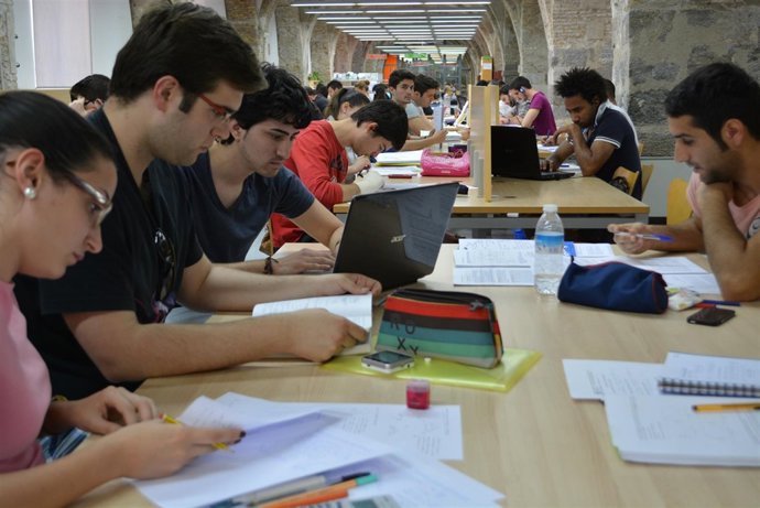 Alumnos en la biblioteca, exámenes