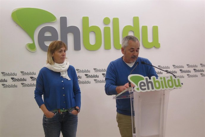 Miren Larrion, junto a Josu Unanue