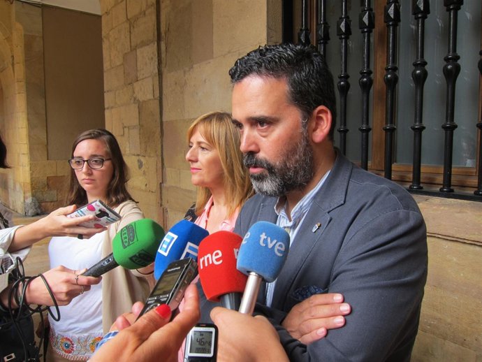 Ricardo Fernández y Marisa Ponga atienden a los medios. 