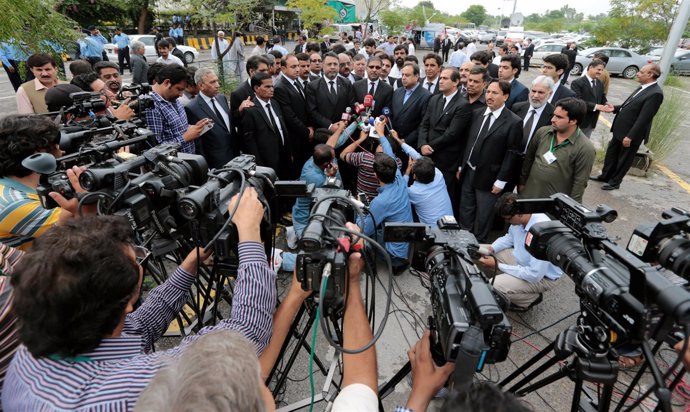 Abogados paquistaníes tras manifestarse en repulsa por el atentado de Quetta