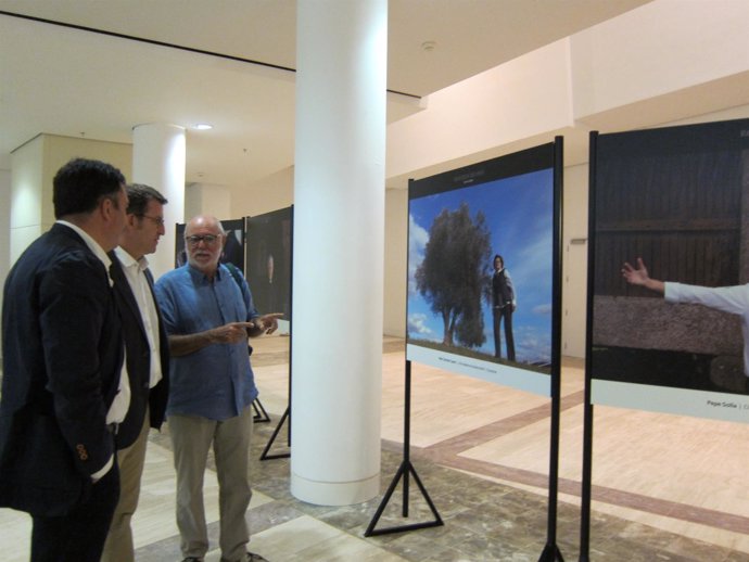 Xurxo Lobato visita la exposición 'Rostros do país' con Feijóo y Román Rodríguez