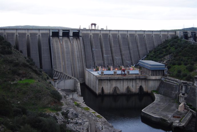 Presa y central hidroeléctrica del pantano de Alcántara