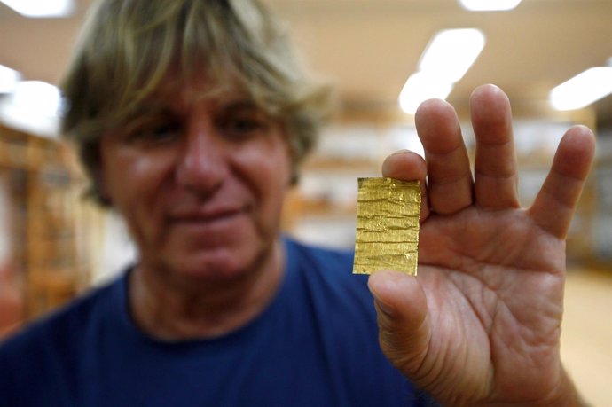 La arqueóloga Miomir Korac muestra una de las rúbicas halladas.
