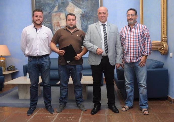 Ruiz (centro) durante el encuentro con la Asociación Toro de Cuerda de Carcabuey