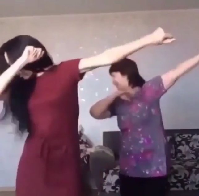 Madre e hija bailan 