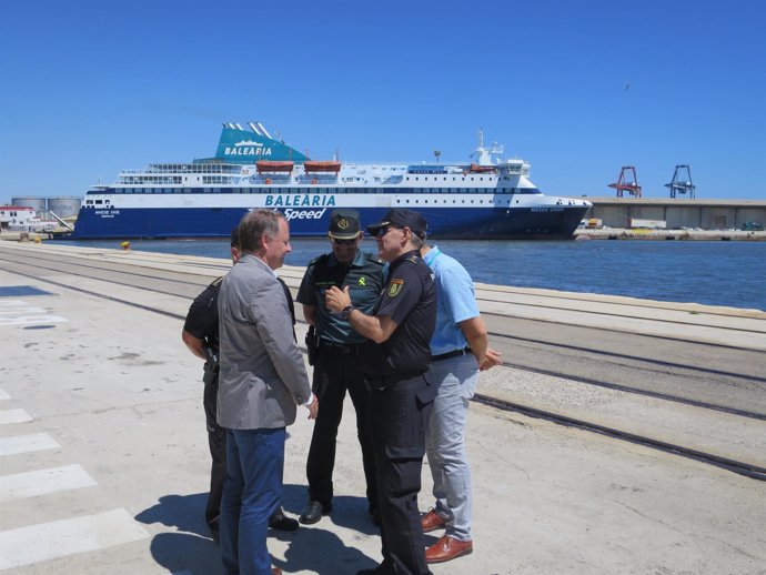 Moragues visita el dispositivo de seguridad antes de llegar un ferry de Argelia