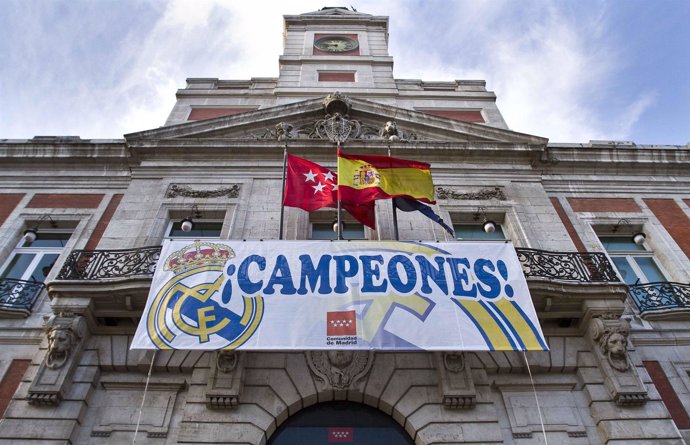 Fachada de la Comunidad con bandera del Real Madrid