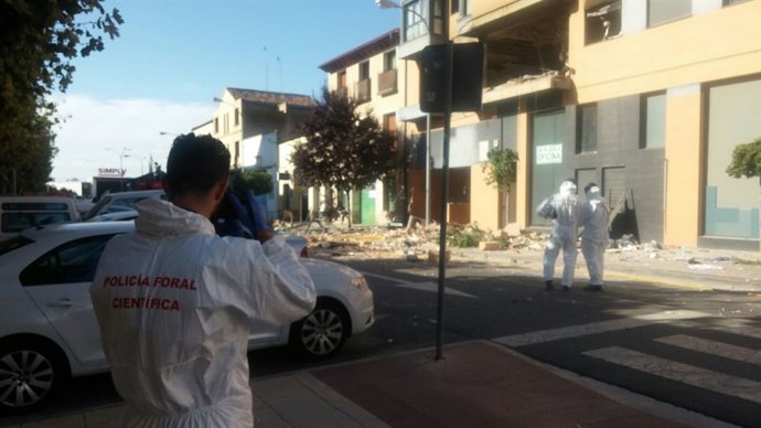 Policía Foral inspecciona edificio tras explosión (gas) en Tudela.