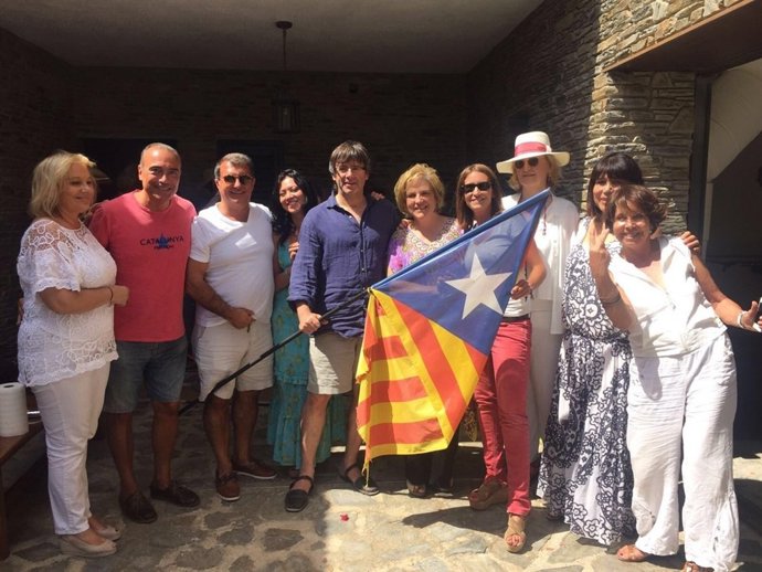 El pte.C.Puigdemont con P.Rahola, J.Laporta y otros amigos