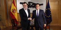 Rajoy y Rivera comienzan con risas ante los fotógrafos su tercera reunión