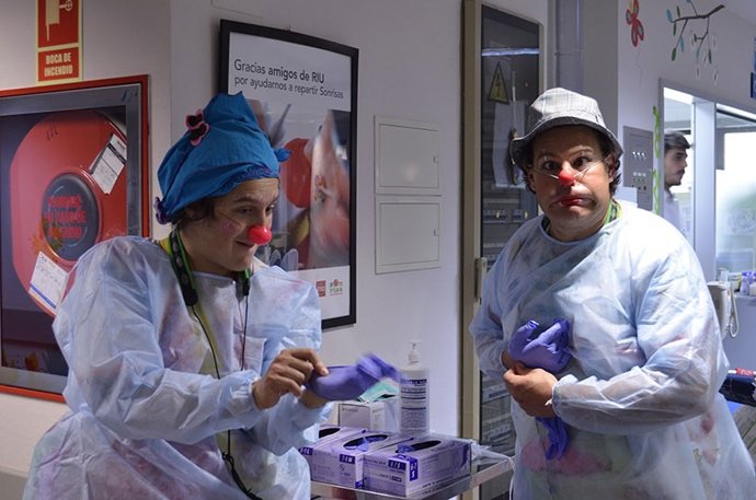Los payasos de Sonrisa Médica en el hospital