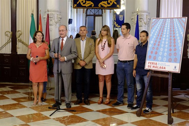 El alcalde de Málaga durante la recepción de niños bielorrrusos 