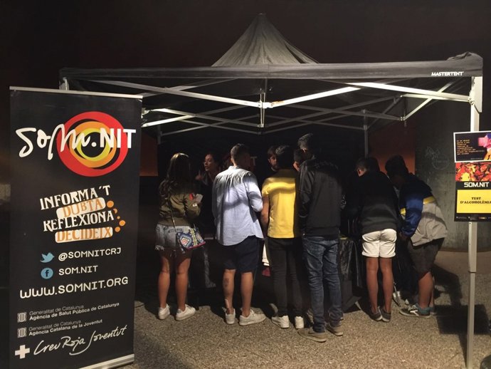 Estand del proyecto 'Som.Nit' de Creu Roja de sensibilización a jóvenes