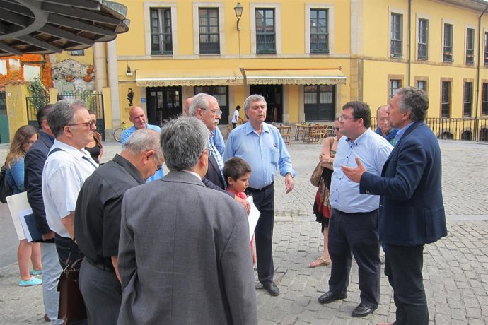 Los concejales de C's, Luis Pacho y Luis Zaragoza, con los vecinos del Antiguo.