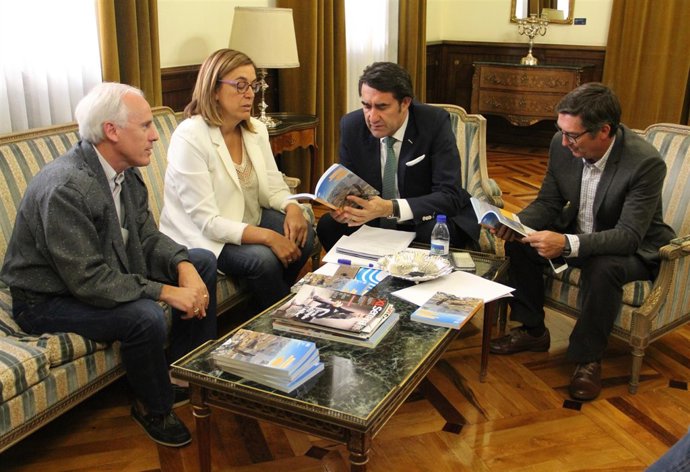 Suárez-Quiñones y Ángeles Armisén (centro) en la reunión de trabajo mantenida