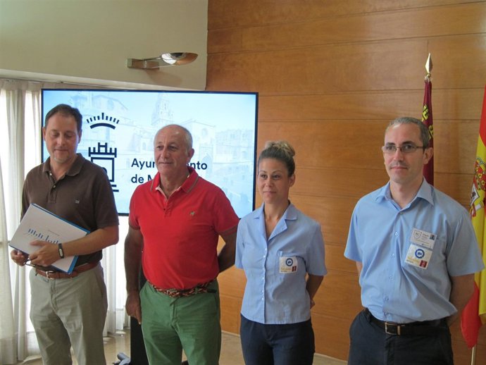 El concejal posa con el jefe de la Brigada y dos de los miembros