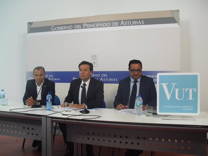 El consejero Francisco Blanco presenta el decreto sobre viviendas vacacionales.