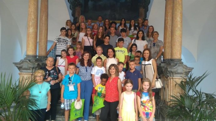 Cañete y Pozuelo (centro) junto a niños y familias