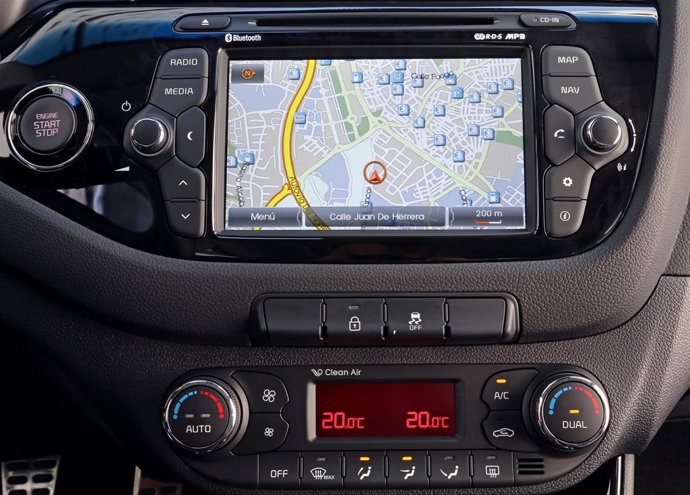 Detalles Interior Nuevo Kia Cee'd Cinco Puertas - Volante, GPS, Cuentakilómetros