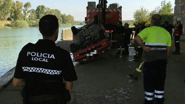 Imagen del coche tirado al río.