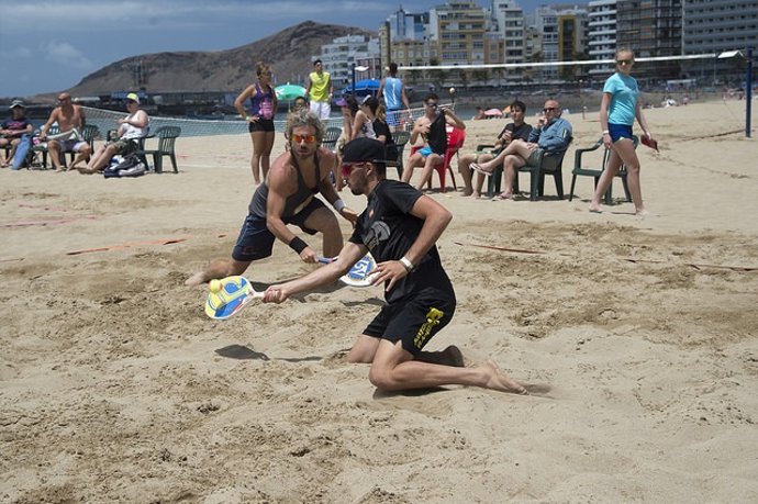 El campeón italiano de tenis playa Alessandro Calbucci y el canario Antomi Ramos