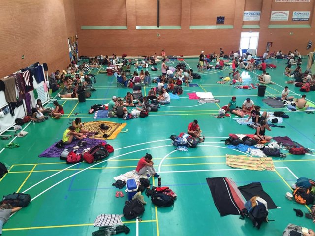 Campistas del Medusa Festival en el pabellón municipal de Cullera