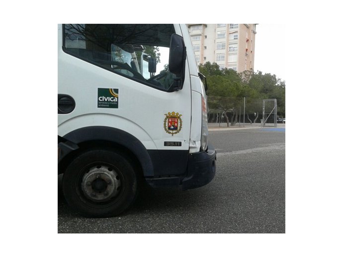 Un camión de Cívica, propiedad de Enrique Ortiz, en un colegio