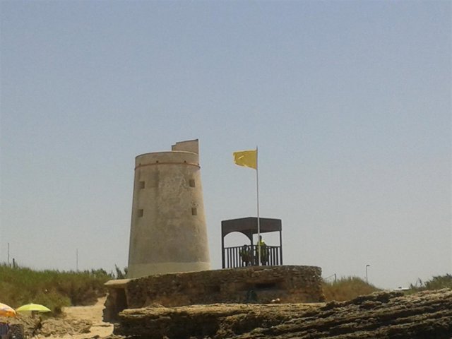 Bandera amarilla en la playa de El Palmar, Cádiz