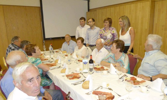 Visita de Varela a un encuentro de mayores en Cangas del Narcea. 