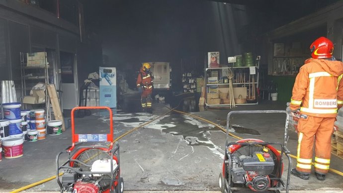 Incendio en una tienda almacén de productos agrícolas en Anna