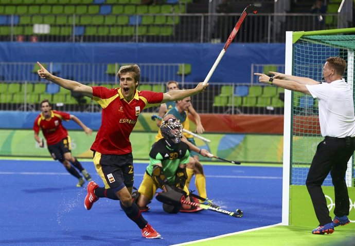 Álex Casasayas celebra un gol de la España de hockey hierba