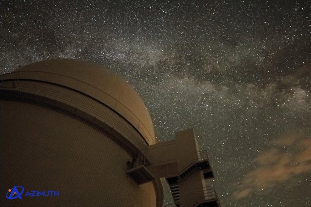 Telescopio de Calar Alto con la noche estrellada de fondo