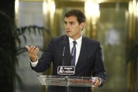Rivera llama a Sánchez a la "reflexión" porque no puede "desentenderse" de España