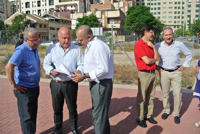 Coello durante la visita a los solares