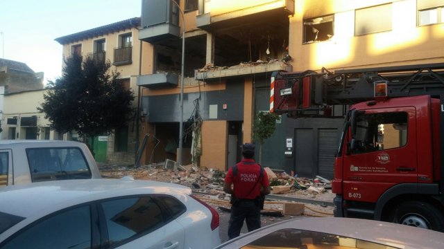Un agente de la Policía Foral ante el edificio de Tudela