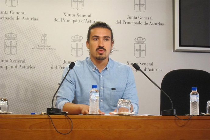 El diputado de Podemos en la Junta General Andrés Fernández Vilanova.