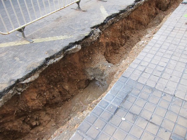 Zanja de obras en una calle 